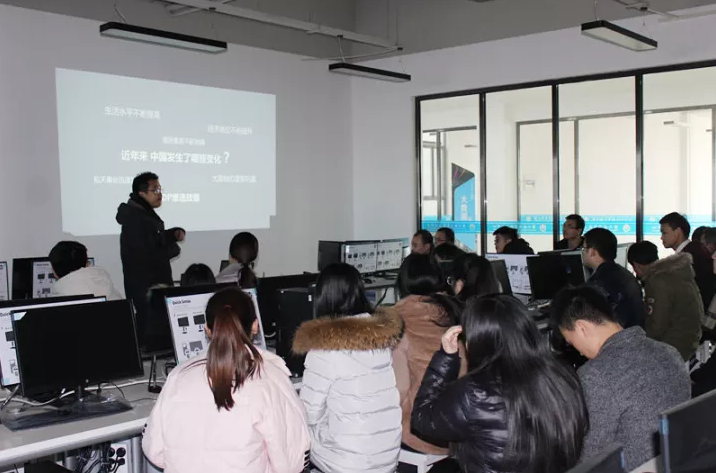 泛IT学院迎来首批学生参观,体验最顶级的黑科技!