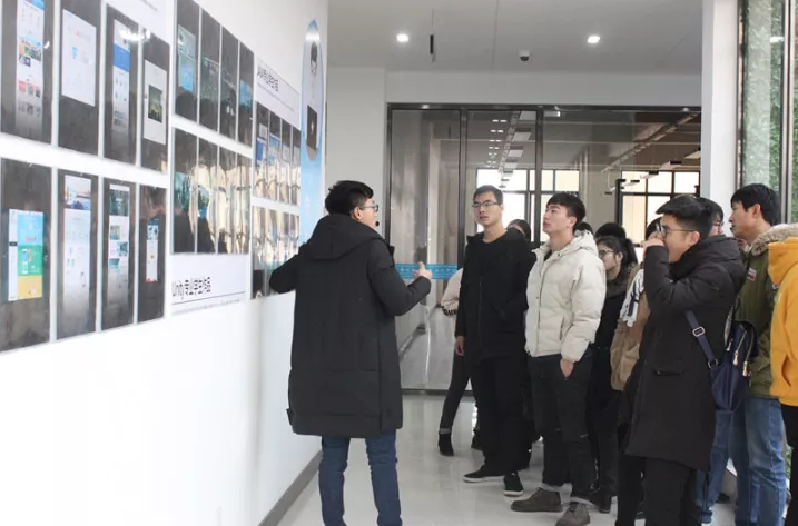 泛IT学院迎来首批学生参观,体验最顶级的黑科技!