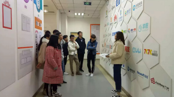 配图2 校企合作部王老师讲解云和产品 配图2 校企合作部王老师讲解云和产品