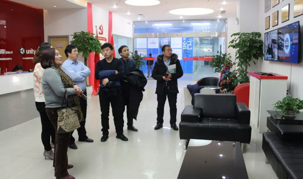 1545183932652432.jpg 配图1 郑州电子信息职业技术学院领导莅临云和数据参观
