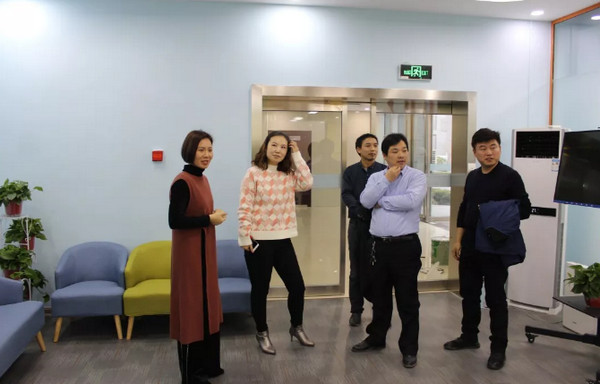 1545184074990734.jpg 配图6 参观云和数据少儿编程项目研发中心