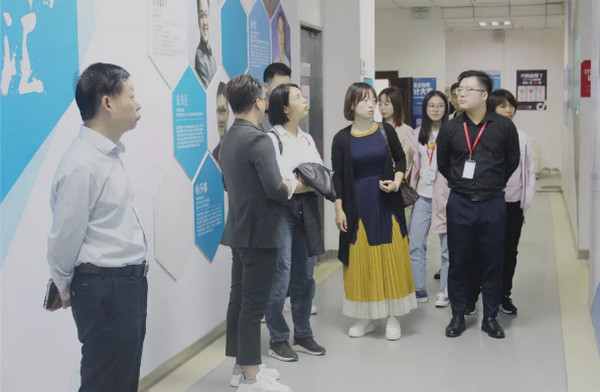 1569200289342708.jpg 配图5 河南科技学院各位领导莅临云和数据参观交流.jpg